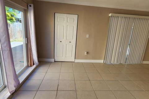 Casa en alquiler en Miami, Florida, 3 dormitorios, 108.7 m2 № 2030749 - foto 10