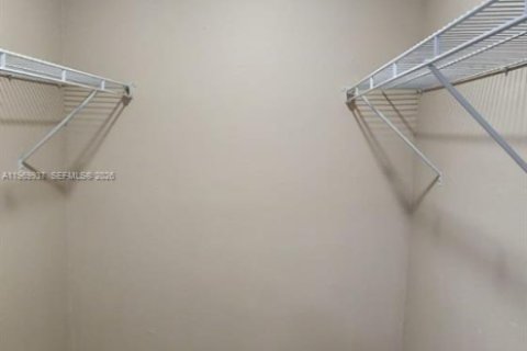 Casa en alquiler en Miami, Florida, 3 dormitorios, 108.7 m2 № 2030749 - foto 23