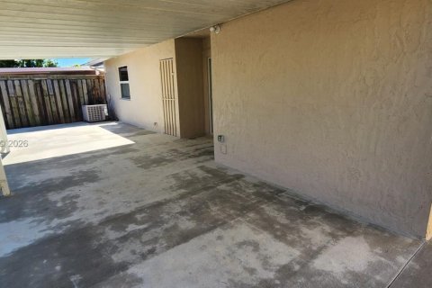 Casa en alquiler en Miami, Florida, 3 dormitorios, 108.7 m2 № 2030749 - foto 28