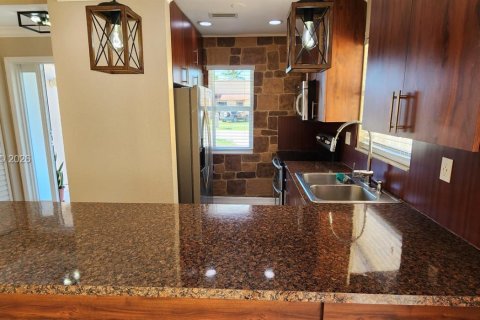 Casa en alquiler en Miami, Florida, 3 dormitorios, 108.7 m2 № 2030749 - foto 2