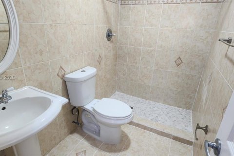 Casa en alquiler en Miami, Florida, 3 dormitorios, 108.7 m2 № 2030749 - foto 19