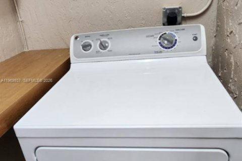 Casa en alquiler en Miami, Florida, 3 dormitorios, 108.7 m2 № 2030749 - foto 25