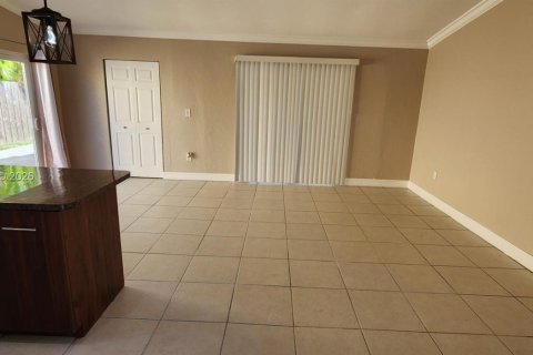 Casa en alquiler en Miami, Florida, 3 dormitorios, 108.7 m2 № 2030749 - foto 8