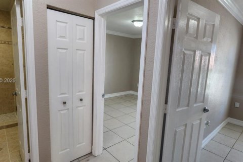 Casa en alquiler en Miami, Florida, 3 dormitorios, 108.7 m2 № 2030749 - foto 18