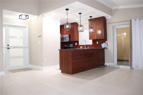 Casa en alquiler en Miami, Florida, 3 dormitorios, 108.7 m2 № 2030749 - foto 5