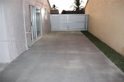 Casa en alquiler en Miami, Florida, 3 dormitorios, 108.7 m2 № 2030749 - foto 26