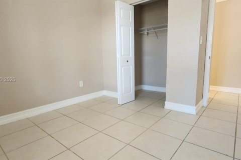 Casa en alquiler en Miami, Florida, 3 dormitorios, 108.7 m2 № 2030749 - foto 12