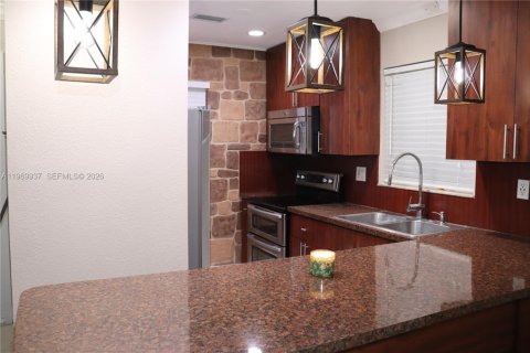 Casa en alquiler en Miami, Florida, 3 dormitorios, 108.7 m2 № 2030749 - foto 6