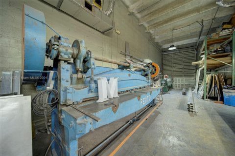 Commercial property in Opa-locka, Florida № 1985551 - photo 7