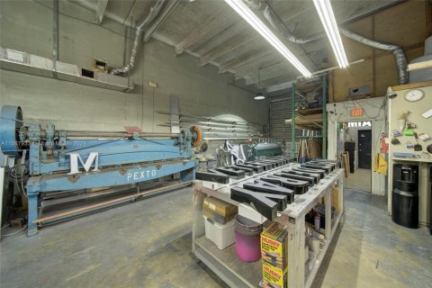 Commercial property in Opa-locka, Florida № 1985551 - photo 4