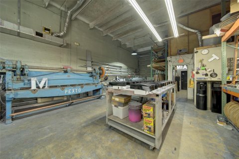 Commercial property in Opa-locka, Florida № 1985551 - photo 1