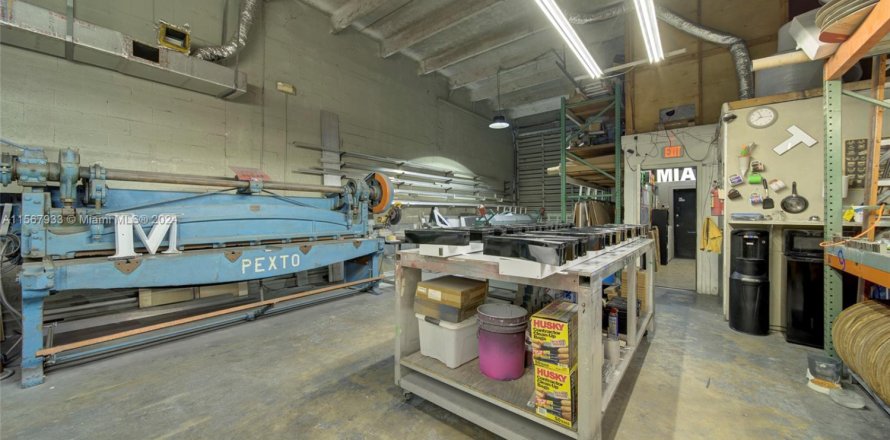 Commercial property in Opa-locka, Florida № 1985551