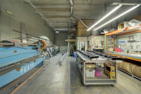 Commercial property in Opa-locka, Florida № 1985551 - photo 10