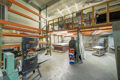 Commercial property in Opa-locka, Florida № 1985551 - photo 11