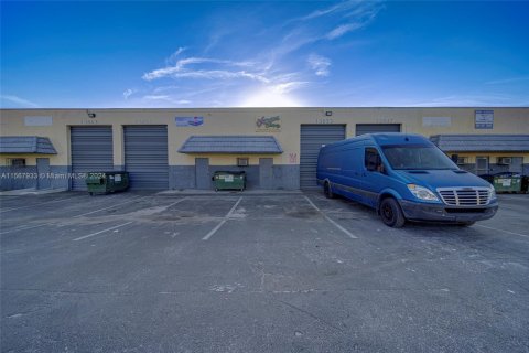 Commercial property in Opa-locka, Florida № 1985551 - photo 27