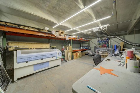 Commercial property in Opa-locka, Florida № 1985551 - photo 12