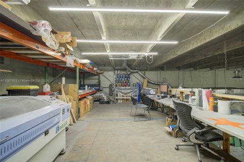 Commercial property in Opa-locka, Florida № 1985551 - photo 13