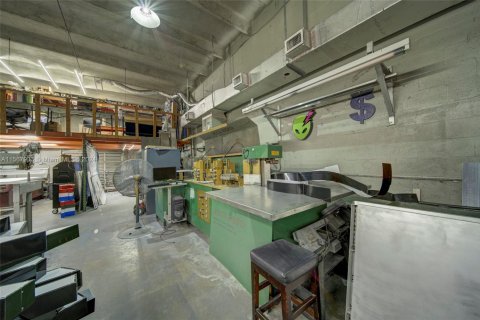 Commercial property in Opa-locka, Florida № 1985551 - photo 15
