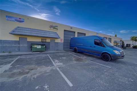 Commercial property in Opa-locka, Florida № 1985551 - photo 23