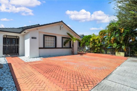 Casa en venta en Hialeah, Florida, 4 dormitorios, 128.11 m2 № 1943753 - foto 3
