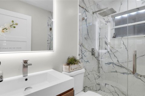 Casa en venta en Hialeah, Florida, 4 dormitorios, 128.11 m2 № 1943753 - foto 21