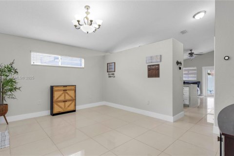 Casa en venta en Hialeah, Florida, 4 dormitorios, 128.11 m2 № 1943753 - foto 7