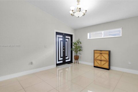 Casa en venta en Hialeah, Florida, 4 dormitorios, 128.11 m2 № 1943753 - foto 6