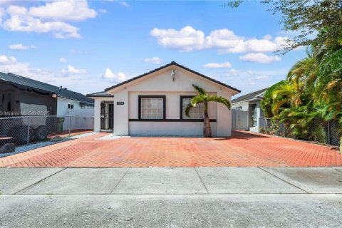 Casa en venta en Hialeah, Florida, 4 dormitorios, 128.11 m2 № 1943753 - foto 1