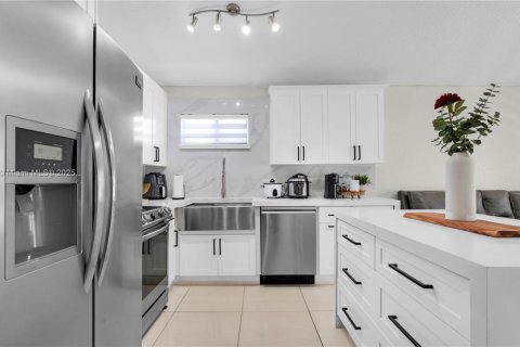 Casa en venta en Hialeah, Florida, 4 dormitorios, 128.11 m2 № 1943753 - foto 10