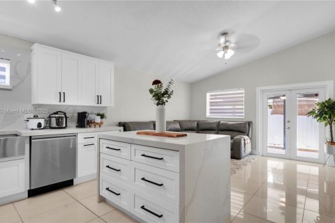Casa en venta en Hialeah, Florida, 4 dormitorios, 128.11 m2 № 1943753 - foto 9