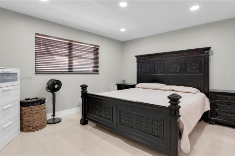 Casa en venta en Hialeah, Florida, 4 dormitorios, 128.11 m2 № 1943753 - foto 24