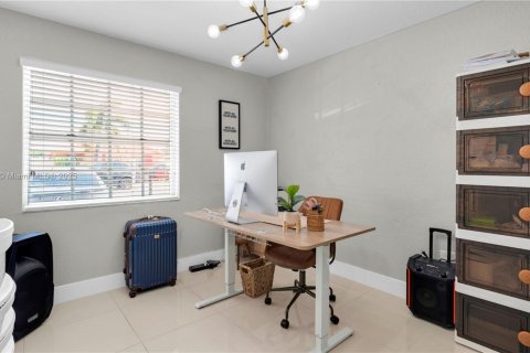 Casa en venta en Hialeah, Florida, 4 dormitorios, 128.11 m2 № 1943753 - foto 15