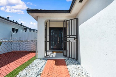 Casa en venta en Hialeah, Florida, 4 dormitorios, 128.11 m2 № 1943753 - foto 4