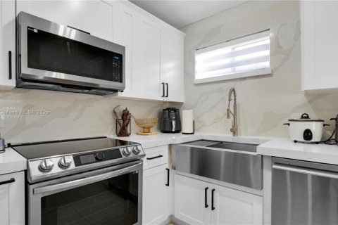 Casa en venta en Hialeah, Florida, 4 dormitorios, 128.11 m2 № 1943753 - foto 11