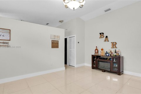 Casa en venta en Hialeah, Florida, 4 dormitorios, 128.11 m2 № 1943753 - foto 8