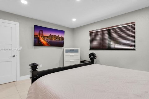Casa en venta en Hialeah, Florida, 4 dormitorios, 128.11 m2 № 1943753 - foto 25
