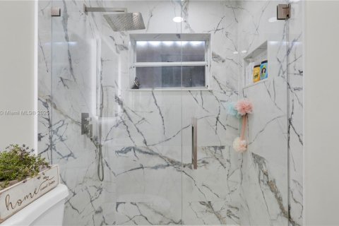 Casa en venta en Hialeah, Florida, 4 dormitorios, 128.11 m2 № 1943753 - foto 22