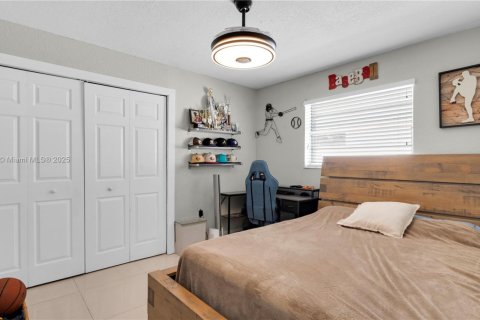 Casa en venta en Hialeah, Florida, 4 dormitorios, 128.11 m2 № 1943753 - foto 19