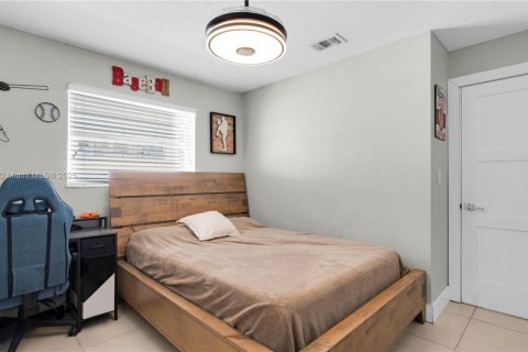 Casa en venta en Hialeah, Florida, 4 dormitorios, 128.11 m2 № 1943753 - foto 20