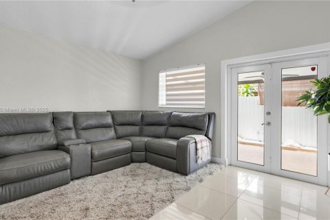 Casa en venta en Hialeah, Florida, 4 dormitorios, 128.11 m2 № 1943753 - foto 30