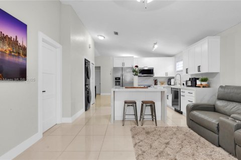 Casa en venta en Hialeah, Florida, 4 dormitorios, 128.11 m2 № 1943753 - foto 29