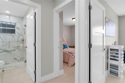 Casa en venta en Hialeah, Florida, 4 dormitorios, 128.11 m2 № 1943753 - foto 14