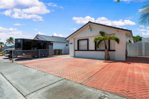 Casa en venta en Hialeah, Florida, 4 dormitorios, 128.11 m2 № 1943753 - foto 2
