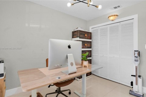 Casa en venta en Hialeah, Florida, 4 dormitorios, 128.11 m2 № 1943753 - foto 16