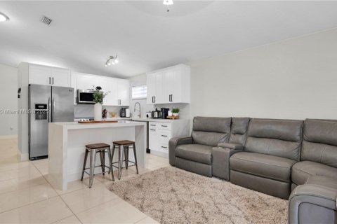Casa en venta en Hialeah, Florida, 4 dormitorios, 128.11 m2 № 1943753 - foto 12