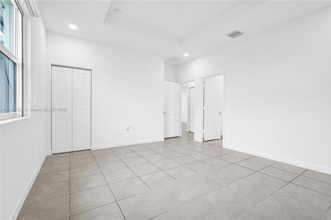 House in Miami, Florida 5 bedrooms, 173.73 sq.m. № 1943534 - photo 10