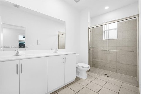House in Miami, Florida 5 bedrooms, 173.73 sq.m. № 1943534 - photo 30