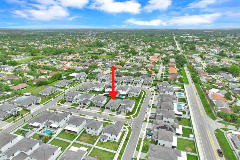 House in Miami, Florida 5 bedrooms, 173.73 sq.m. № 1943534 - photo 26