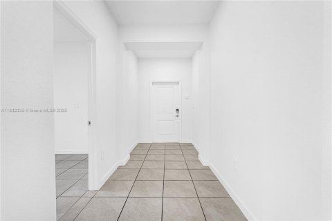 House in Miami, Florida 5 bedrooms, 173.73 sq.m. № 1943534 - photo 16