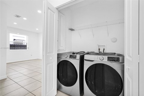 House in Miami, Florida 5 bedrooms, 173.73 sq.m. № 1943534 - photo 12